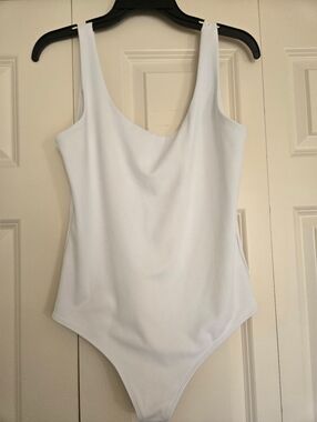Express Body Contour White Scoop Neck Bodysuit Sleeveless Stretch Size M
